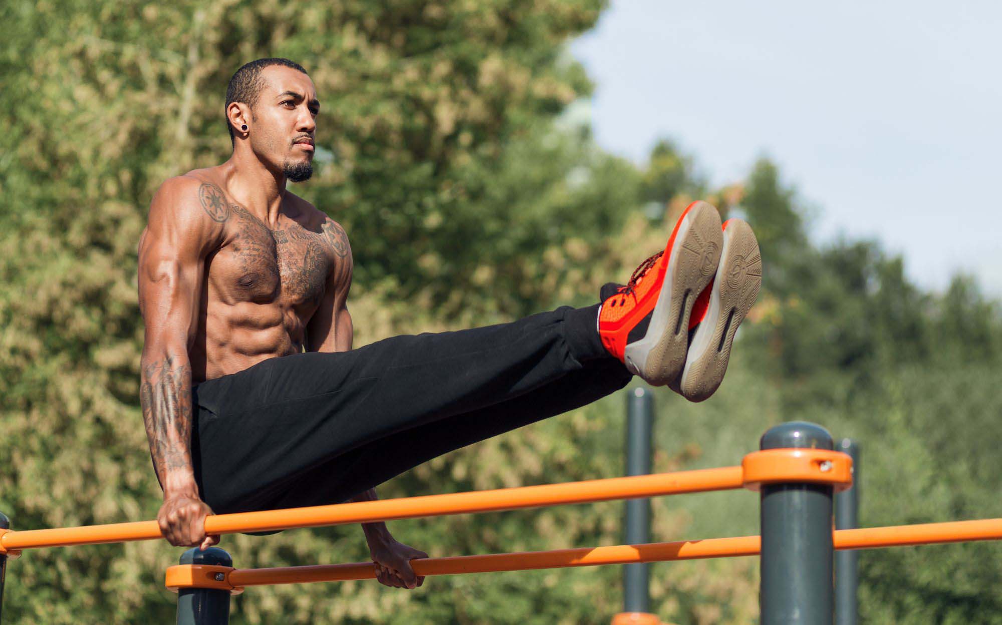 How to Do Vertical Leg Crunches for a Sexy Six-Pack